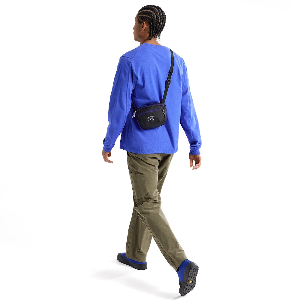 Arc'teryx - Mantis 1 Waistpack - Black / Soulsonic – The Brokedown Arc'teryx - Mantis 1 Waistpack - Black / Soulsonic – The Brokedown